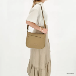 Model brer Beagles Calvia skuldertaske taupe over skulderen