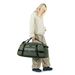Eastpak Duffel Pack M Tarp Forest b�ret som rejsetaske