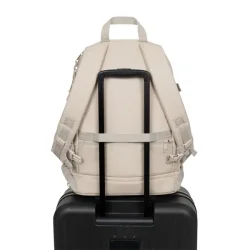 eastpak everyday pak&rsquo;r rygs�k beige fastgjort p� kuffert