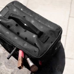 Reisenthel toilettaske i sort Glossy Dots med b�reh�ndtag