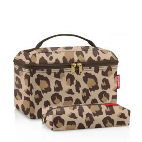 Reisenthel Toilettaske S�t Leo Macchiato med rummelig beautycase og matchende kosmetikpung i beige og brunt leopardprint med guldfarvede lynl�se.