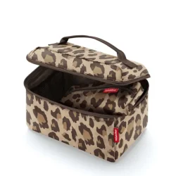 �ben Reisenthel Beautycase Leo Macchiato med m�rkebrunt indvendigt for og matchende kosmetikpung placeret i hovedrummet.