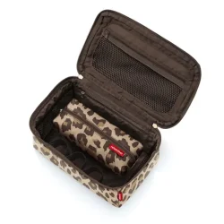 Reisenthel Toilettaske S�t Leo Macchiato set oppefra med �bent l�g, lynl�slommer, netlommer og praktisk ruminddeling til makeup og toiletartikler.