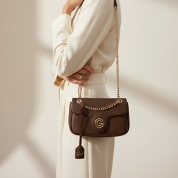 Gabriella G Firenze Siviglia m�rkebrun skuldertaske med guldk�de b�ret over skulderen til elegant lyst dameoutfit