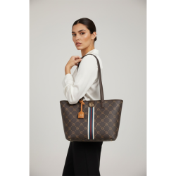 Gabriella G Firenze Tiziana m�rkebrun shopper med lange skulderhanke b�ret over skulderen til elegant hvid skjorte og sorte bukser
