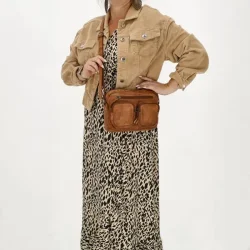 Hide & Stitches Paint Rock skuldertaske cognac b�ret crossbody p� model