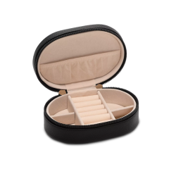 Bagside af Lycke sort smykkeskrin i kunstlder med diskret logo