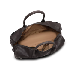 Indvendigt rum i brun weekendtaske med plads til tj og tilbehr