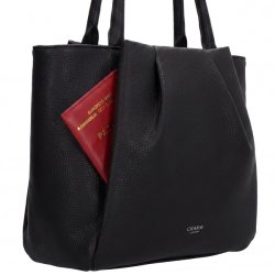 N�rbillede af Charm London Lyon sort shopper med r�dt pas placeret i folden p� taskens front.