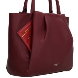 N�rbillede af Charm London Lyon shopper i bordeaux med r�dt pas placeret mellem de dekorative folder p� fronten.