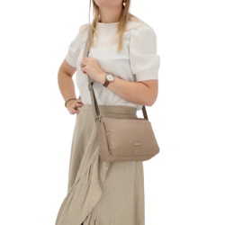 Beagles skuldertaske beige crossbody p� model