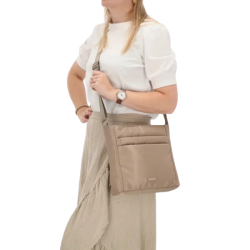 Beagles skuldertaske taupe crossbody p� model