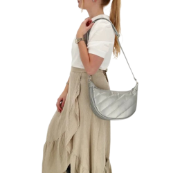 Charm London Via Dante skuldertaske s�lv p� model