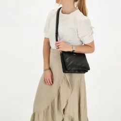 Charm London Via Dante skuldertaske sort b�ret som crossbody p� model