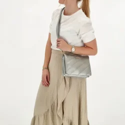 Charm London Via Dante skuldertaske s�lv sidevisning p� model