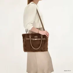 Charm London Alaska shopper brun teddy b�ret over skulderen af model