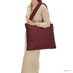 “Beagles Calvia shopper bordeaux – stor shopper bres p skulderen af model”