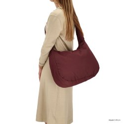 “Beagles Calvia skuldertaske bordeaux – stor puffy skuldertaske bres p skulderen af model”