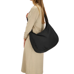 “Beagles Calvia skuldertaske sort – stor puffy skuldertaske bres p skulderen af model”