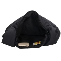 “Beagles Calvia skuldertaske sort – indvendigt rum med mobil og smting i lommerne”