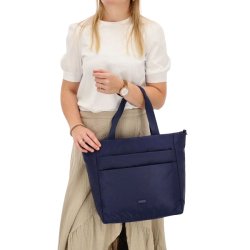 “Beagles Duomo shopper navy – stor shopper bres i hnden af model”