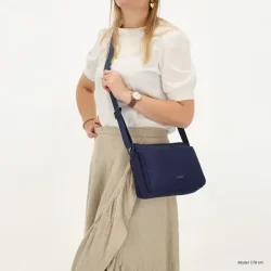 Beagles Duomo skuldertaske navy b�ret crossbody p� model