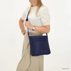 Beagles Duomo skuldertaske navy lodret model b�ret crossbody p� model