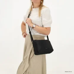 Beagles Duomo skuldertaske sort b�ret crossbody p� model