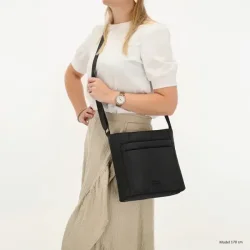 Beagles Duomo skuldertaske sort lodret model b�ret crossbody p� model