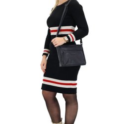 Model brer navy Beagles Murcia skuldertaske crossbody i fuld figur.