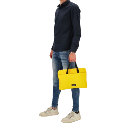 Model brer Beagles Originals gul computertaske i hnden