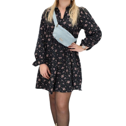 Model med Beagles Tejeda bltetaske i lys jeansbl crossbody