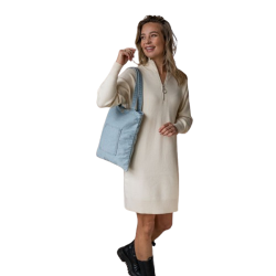 Model med Beagles Tejeda shopper i lys jeansbl