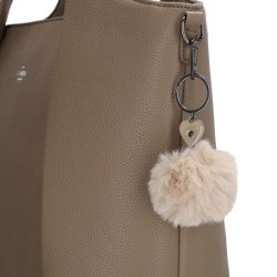 Beige pompon nglering fra Charm London monteret p taske