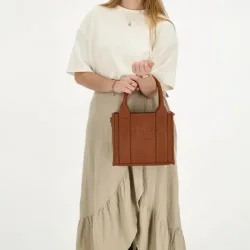 Model med Charm London Bond hndtaske brun i hnden