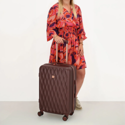 Charm London Honey kuffert bordeaux &ndash; model med kuffert i h�nden