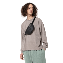 eastpak-springer-tarp-4y8-onbody &ndash; B�ltetaske vist p� model