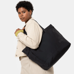 Eastpak CNNCT F Satch shopper sort b�ret over skulderen af model