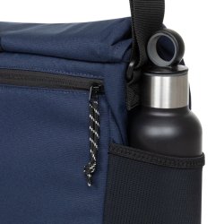 Eastpak Courier Pro skuldertaske navy detalje af flaskeholder i siden