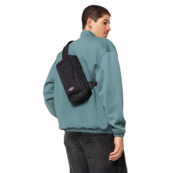 Eastpak Icon Sling crossbody taske sort b�ret p� ryg af model