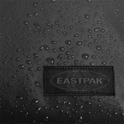 Eastpak Up Roll Tarp sort detalje af vandafvisende overflade med Eastpak logo