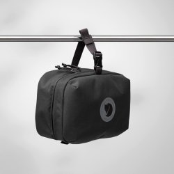 Sidevinkel af Fjllrven Frden Necessity Bag Coal Black med logo