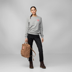 Fjllrven Knken Clay holdt i hnden af model