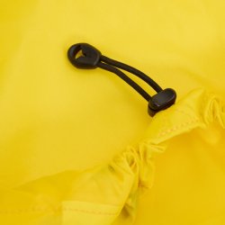 Detaljebillede af elastisk lukning med snorestopper p Haglfs regnslag i gul.