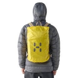 Person ifrt gr jakke med Haglfs regnslag 15–30L i gul p rygsk – udendrs look.