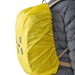 Sidevinkel af person med gul Haglfs regnslag 15–30L p rygsk – tydelig pasform og logo.