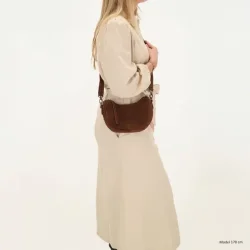 Hide & Stitches Brazos skuldertaske brun ruskind crossbody p� model