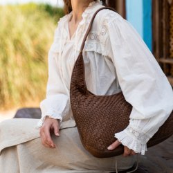 Model med stor brun Hide & Stitches skuldertaske i flettet look udend�rs