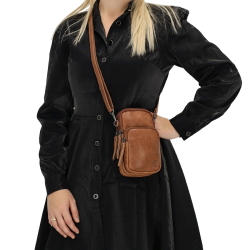 Model brer cognac Hide & Stitches phone bag crossbody