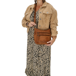 Model med Hide & Stitches Paint Rock crossbody taske cognac – strrelsevisning